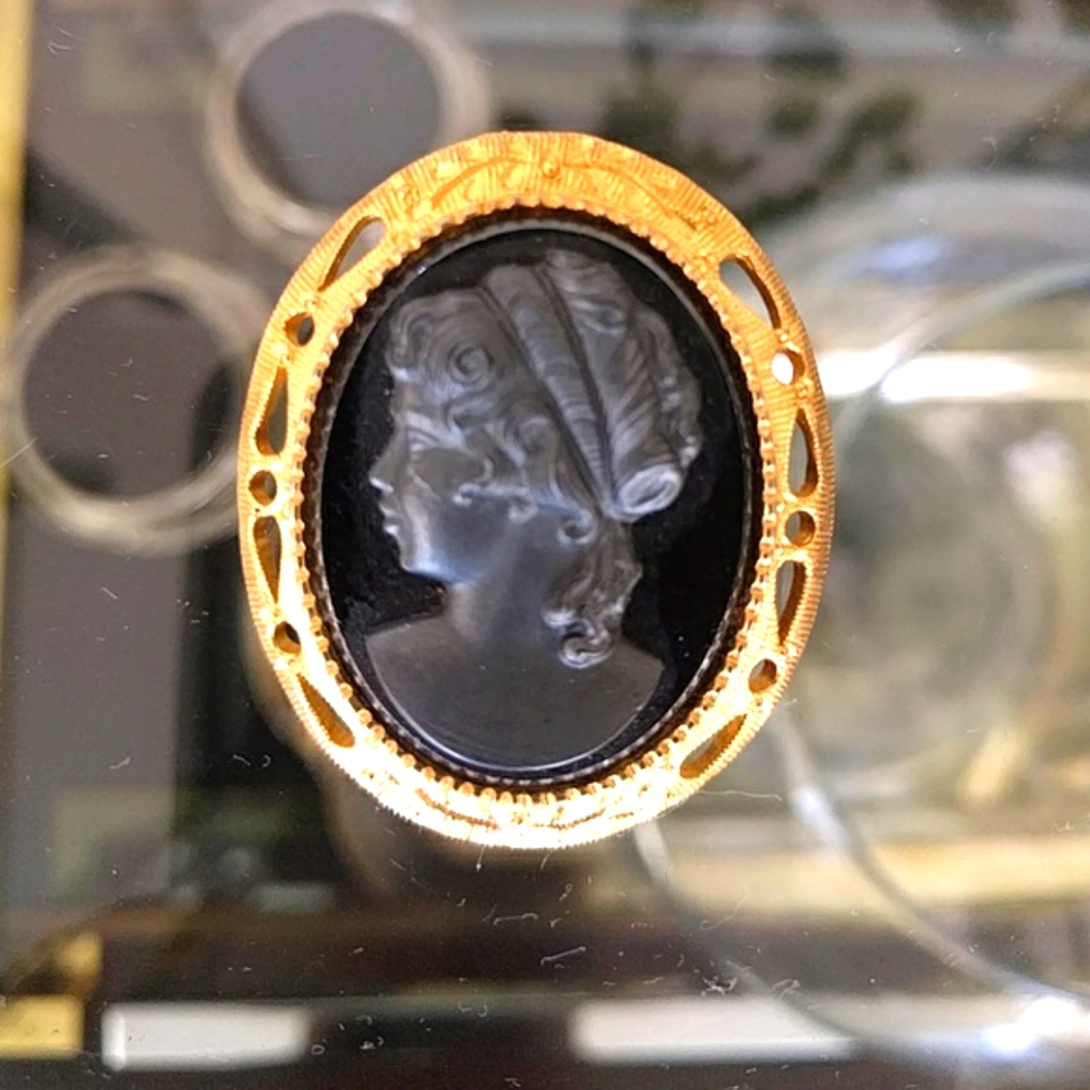 VTG black Cameo brooch, antiqued gold tone edge